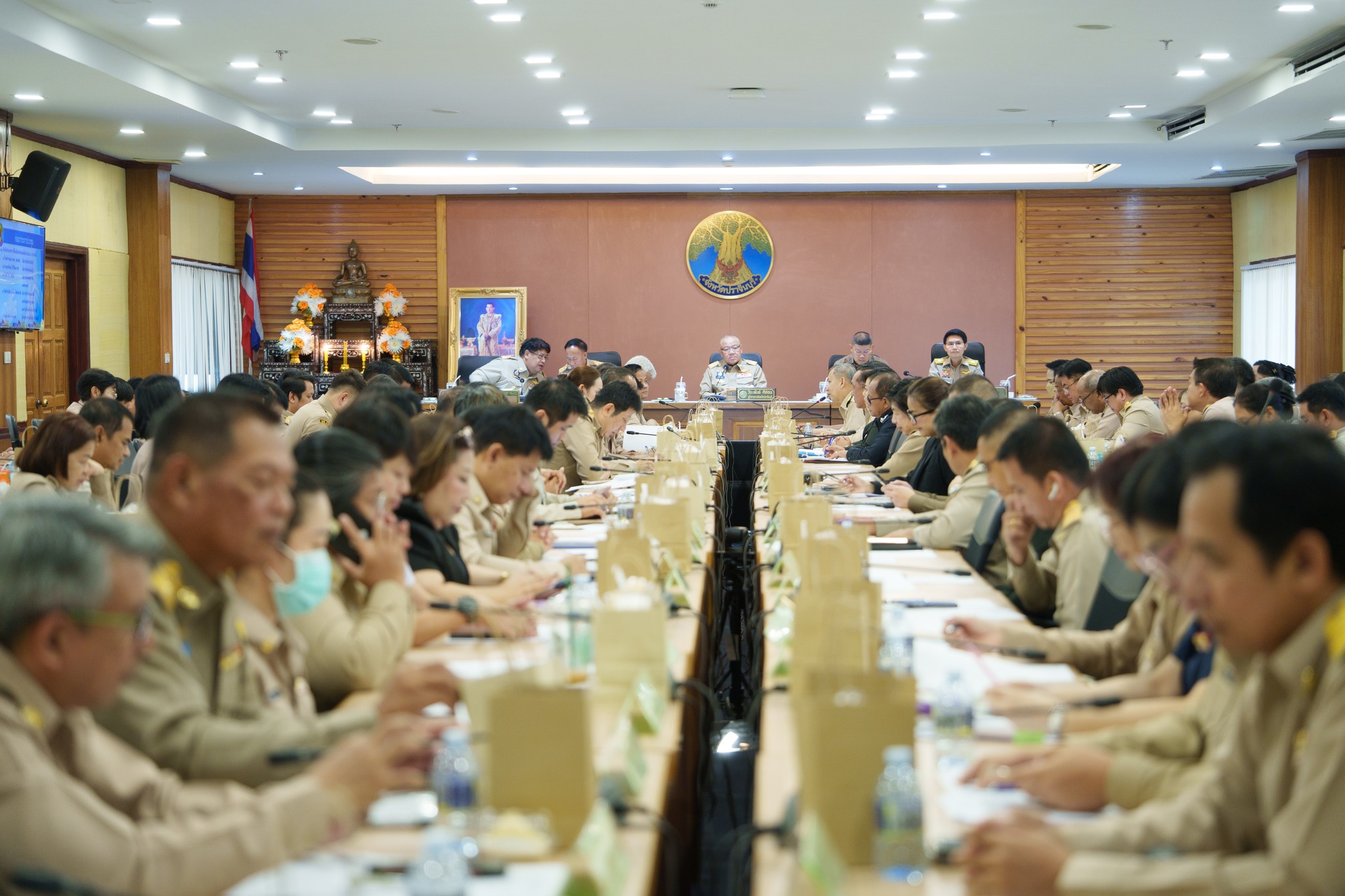 title - วันที่ 24 มีนาคม 2569 เวลา 09.30 น. นายวิทูล ประดิษฐบุญ ปฏิรูปที่ดินจังหวัดปราจีนบุรี เข้าร่วมประชุม หัวหน้าส่วนราชการ ประจำเดือน มีนาคม 2569 ขับเคลื่อนนโยบายรัฐ สู่การพัฒนาพื้นที่อย่างเป็นรูปธรรม  ณ ห้องประชุมทวารวดี ศาลากลางจังหวัดปราจีนบุรี   โดยมี นายวีระพันธ์ ดีอ่อน ผู้ว่าราชการจังหวัดปราจีนบุรี เป็นประธานประชุมหัวหน้าส่วนราชการ พร้อมด้วย นายชนาธิป โคกมณี และนายสัญญา นามี รองผู้ว่าราชการจังหวัด หัวหน้าส่วนราชการ หน่วยงานรัฐวิสาหกิจ  และภาคส่วนที่เกี่ยวข้องเข้าร่วมประชุมอย่างพร้อมเพรียง 